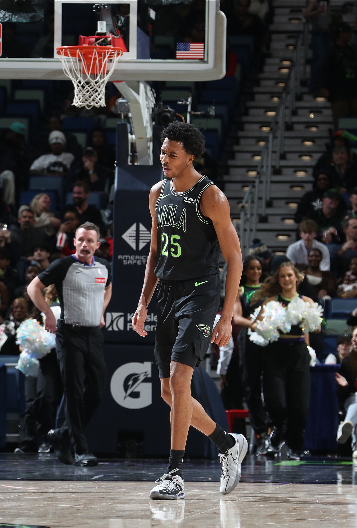 开云网站-太稳了!墨菲12中8&5记三分拿下28分7板3助3断 首节独得14分